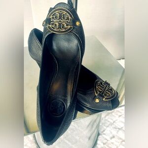 💙Tory burch Letitia Black leather  wedges OpenToe Gold Medallion Logo💙